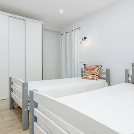 Central Apartment 1A 50M Beach